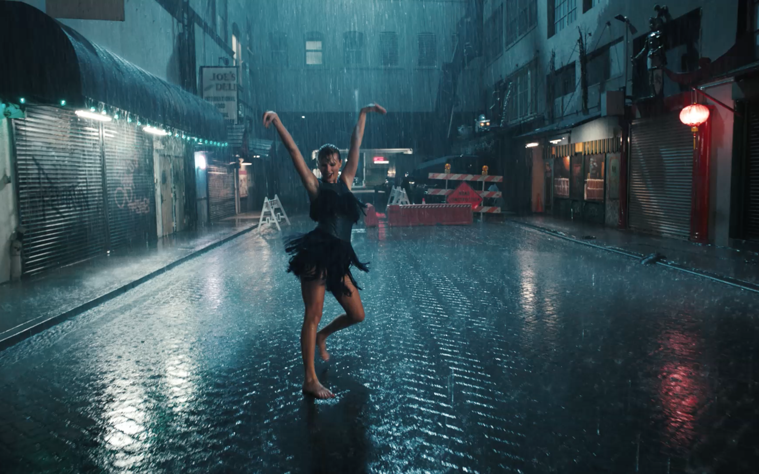 She s in the rain. Taylor Swift delicate. Девушка танцует под дождем. Танцы девушек. Клипы под дождем.